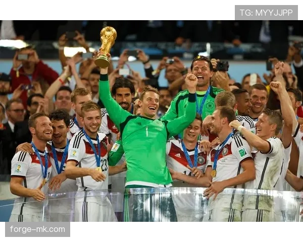 欧洲杯决赛精彩瞬间回顾：荣耀之战再现绿茵激情