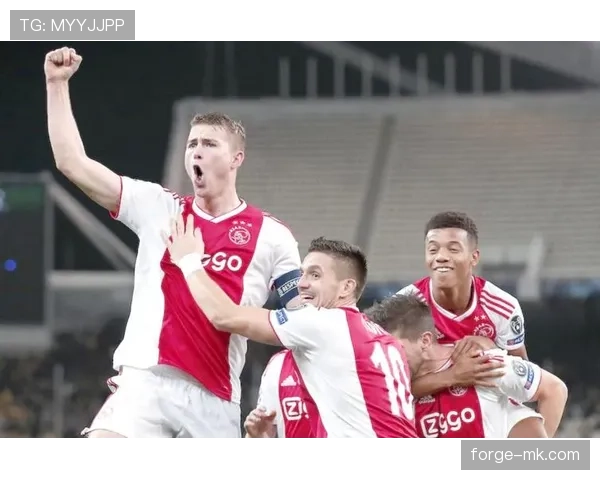 阿贾克斯提速进攻节奏，新战术体系助球队表现亮眼