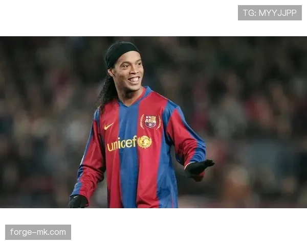 罗纳尔迪尼奥泳池边吃早餐，金链子反光都比我年终奖亮